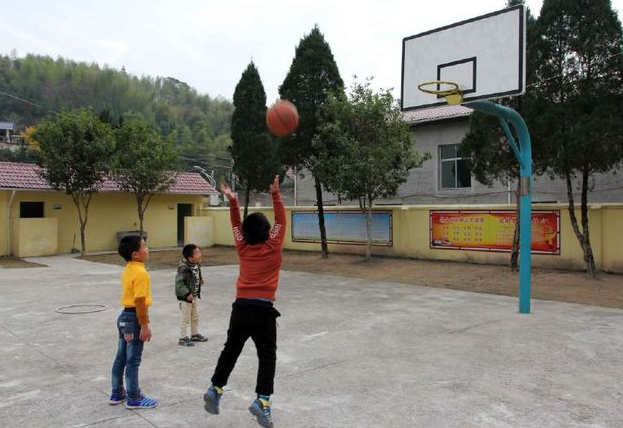 照亮了无数深山学子前行的路也辉映着新时代村庄教育的期望之光 照亮了无数深山学子前行的路也辉映着新时代村庄教育的期望之光